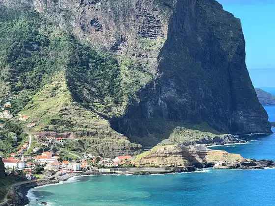 Porto da Cruz am Fuß des Felsens Penha d’Águia, eine Bucht mit türkisfarbenem Wasser