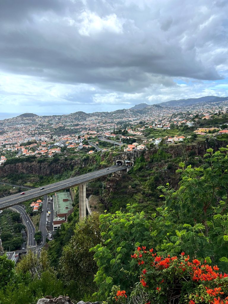 Blick aus dem Botanischen Garten auf Funchal und das Viadukt der Schnellstraße