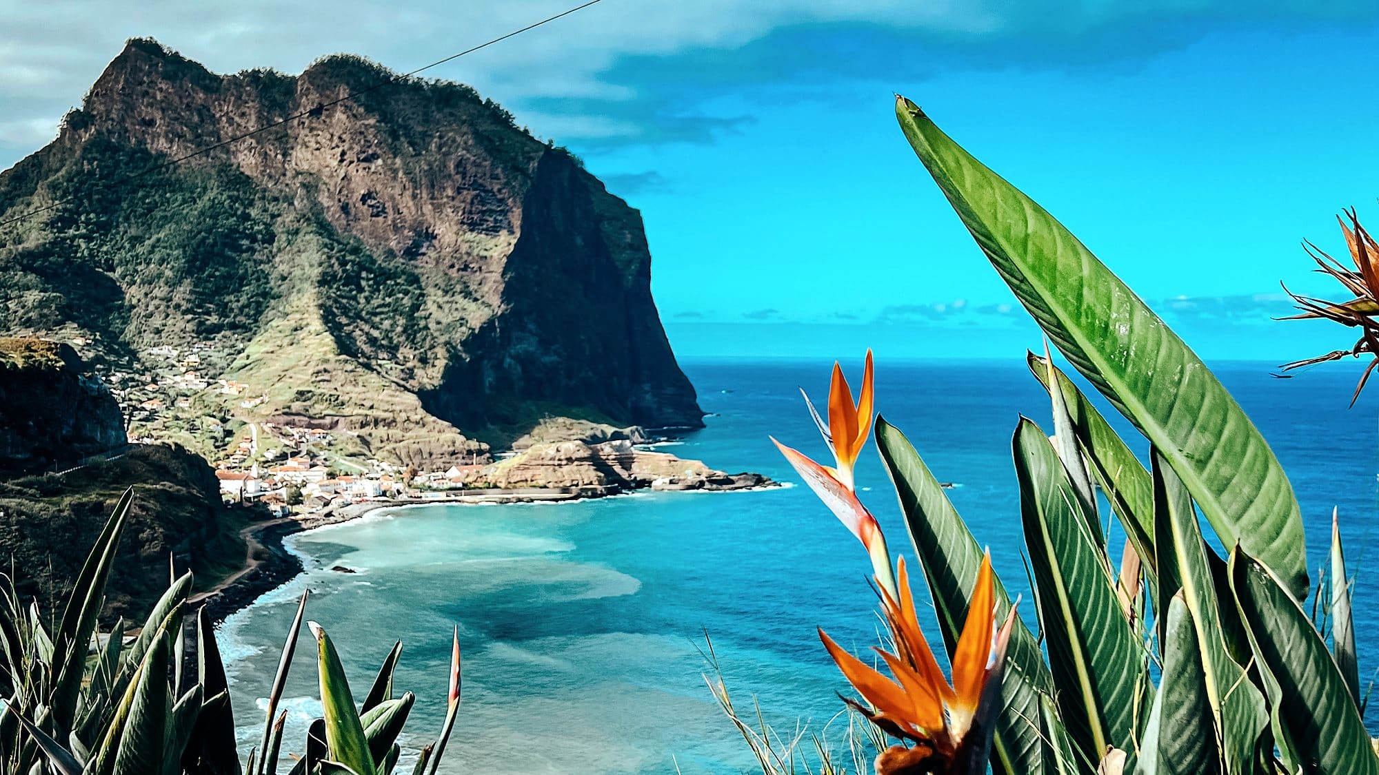 Der Felsen Penha de Águia und die Bucht von Porto da Cruz an Madeiras Nordküste