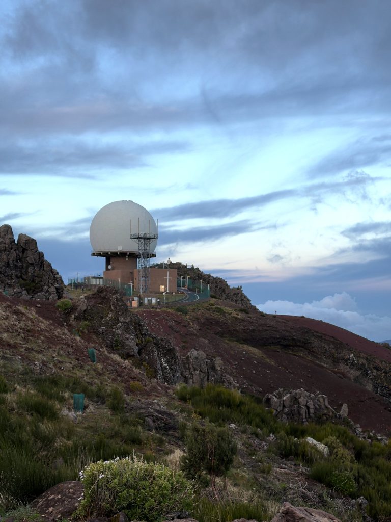 Die weiße Radarkuppel auf dem Gipfel des Pico do Arieiro am Morgen
