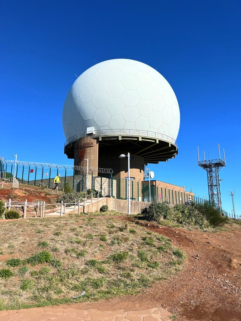 Das Radar auf dem Gipfel des Pico do Arieiro am Parkplatz und Aussichtspunkt