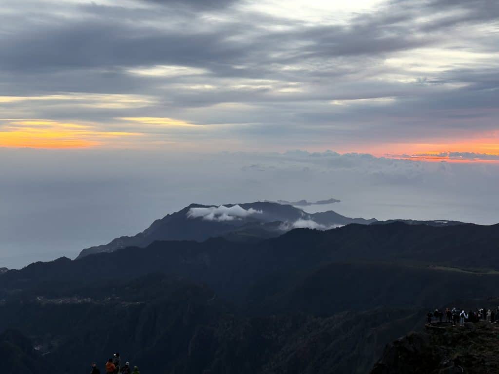 Madeiras Bergkämme und Wolken in der Morgendämmerung, gesehen vom Pico do Arieiro