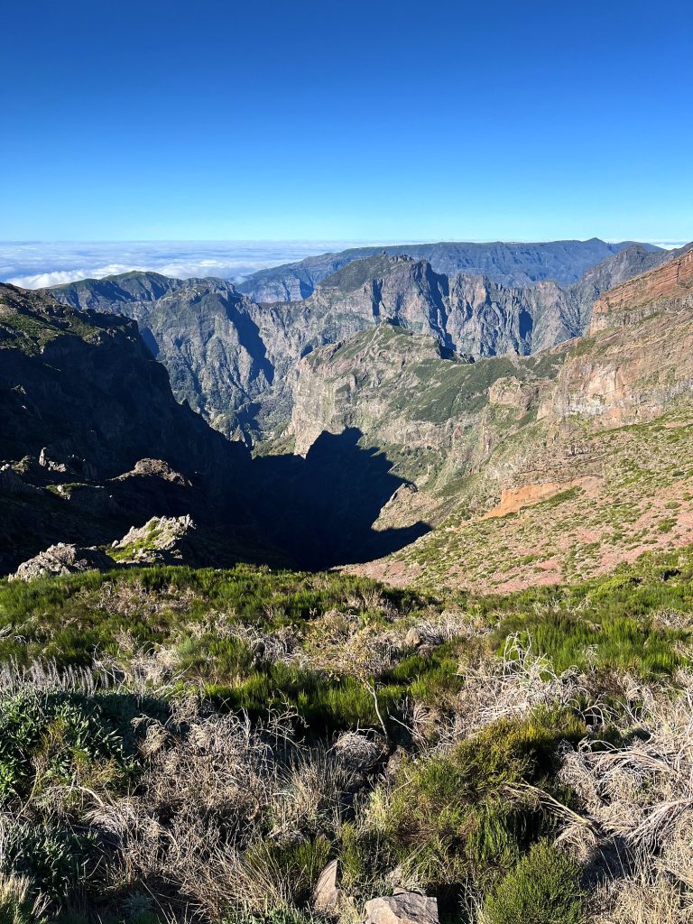 Blick vom Pico do Arieiro auf felsige Gipfel und tiefe Täler im Herzen Madeiras