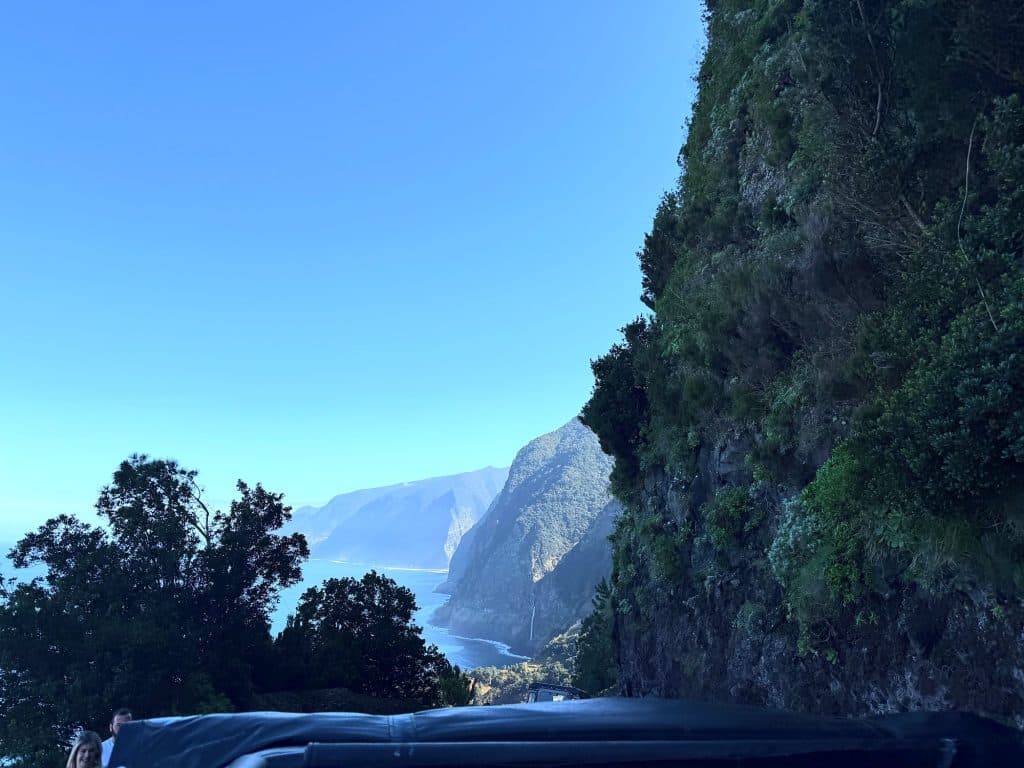 Steile Klippen an Madeiras Nordküste und der Atlantik, aus dem Jeep gesehen