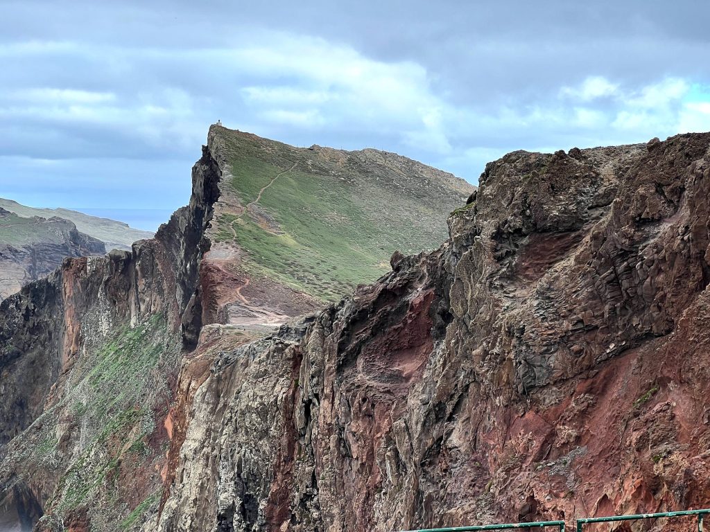 Rotbraune Klippen und grüne Hänge an der Ponta de São Lourenço