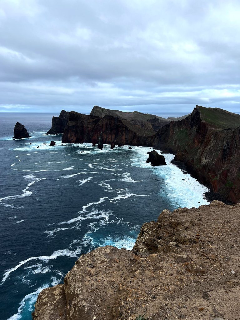 Die Klippen der Ponta de São Lourenço und raue See