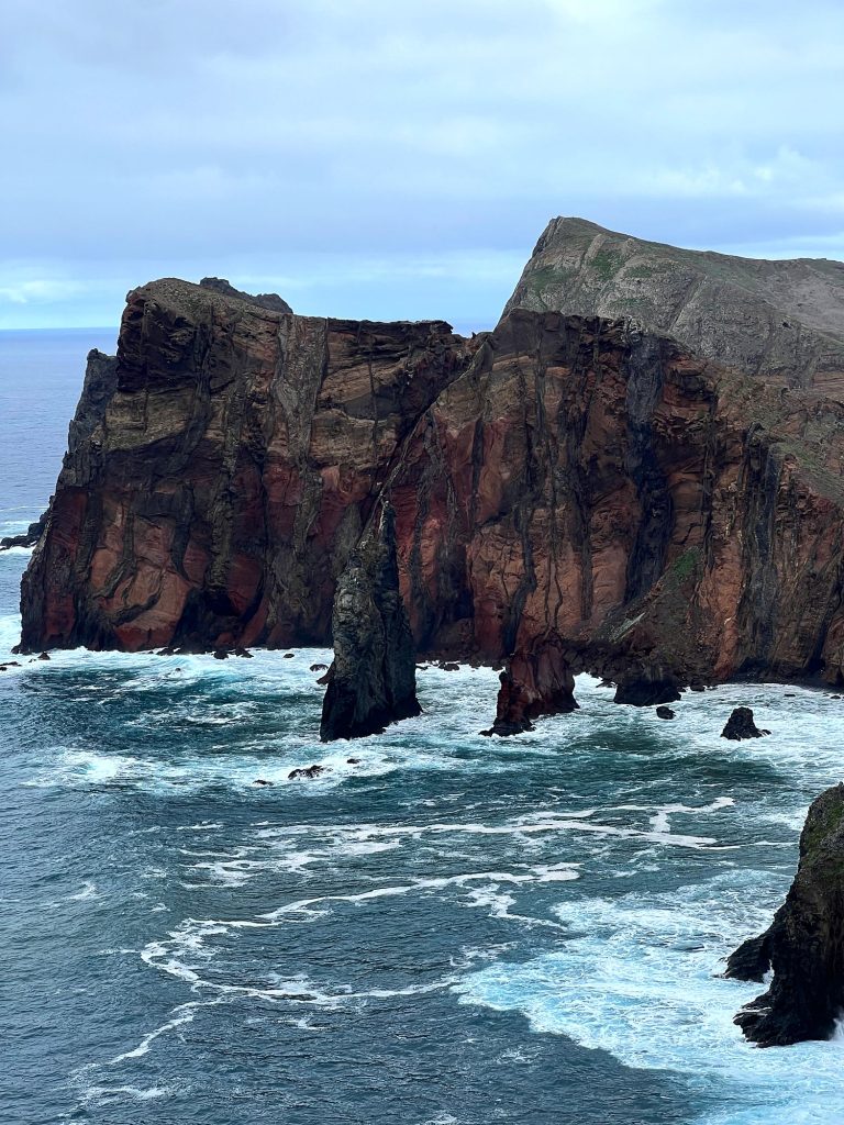 Senkrechte Felsen und Felsnadeln im Ozean vor der Ponta de São Lourenço