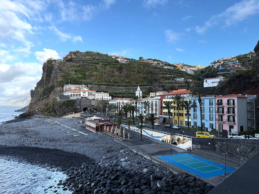 Ponta do Sol: bunte Häuser an der Promenade unter einer terrassierten Steilwand