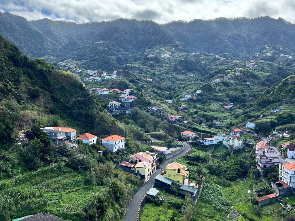 Das Tal oberhalb von Porto da Cruz mit Häusern und Feldterrassen, dahinter Berge