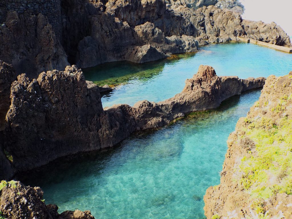 Türkisfarbenes Wasser in einem Becken aus erstarrter Lava in Porto Moniz