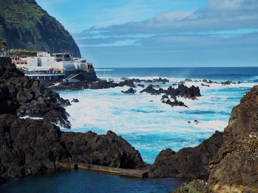Naturschwimmbecken in erstarrter Lava und das Meer in Porto Moniz