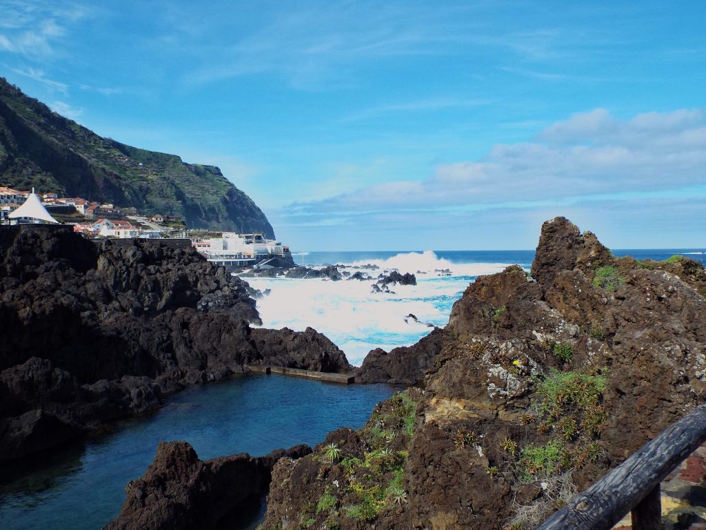Ein Lavabecken direkt am Meer an der Küste von Porto Moniz