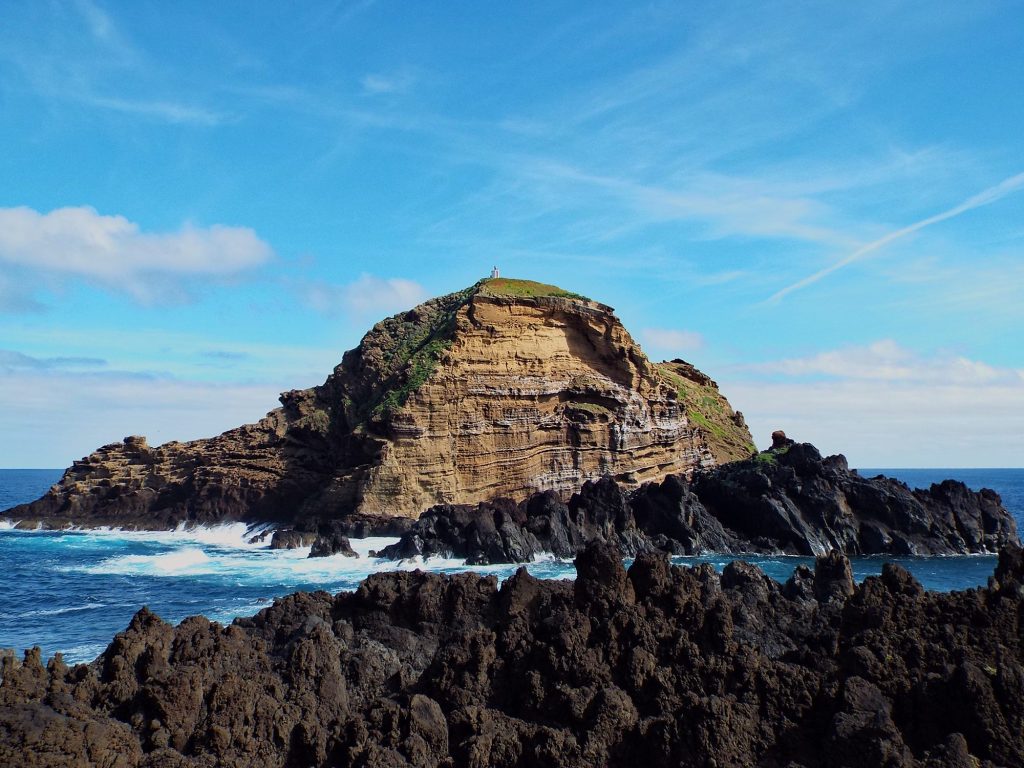 Der Felsen Ilhéu Mole vor der Küste bei Porto Moniz