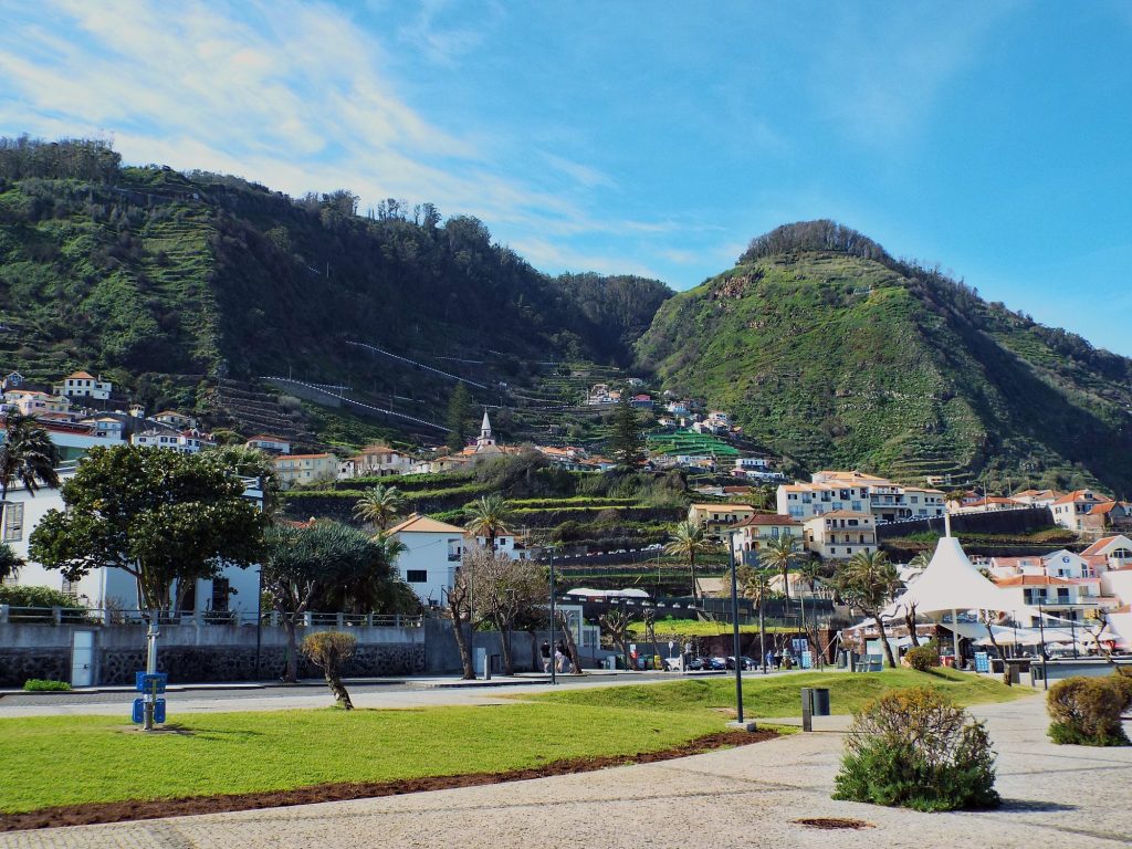 Porto Moniz: der Ort am Fuß grüner Hänge