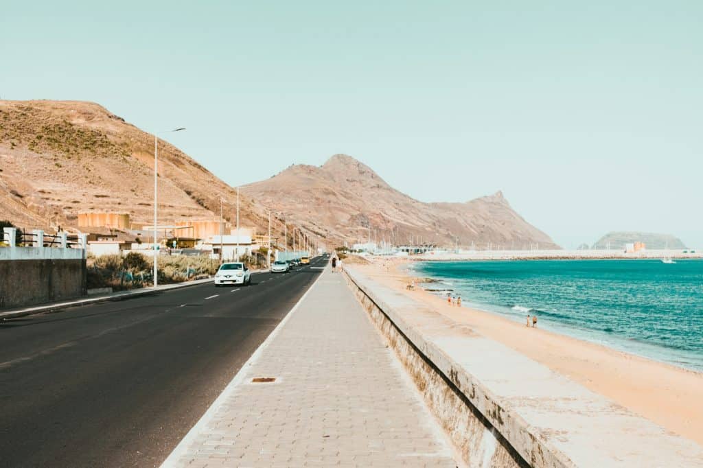 Küstenstraße und Promenade entlang des Strandes auf Porto Santo