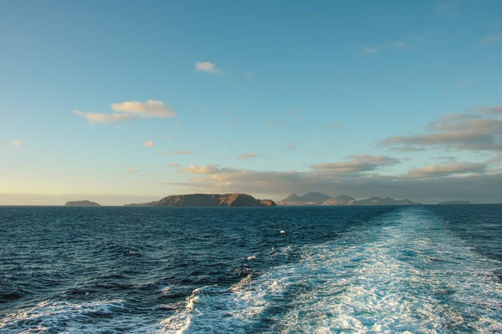 Porto Santo am Horizont, vom Deck der Fähre aus gesehen