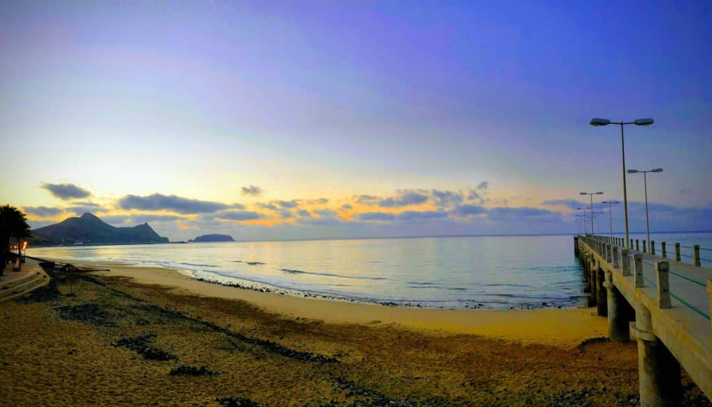 Sonnenuntergang über dem Strand an der Mole in Vila Baleira auf Porto Santo