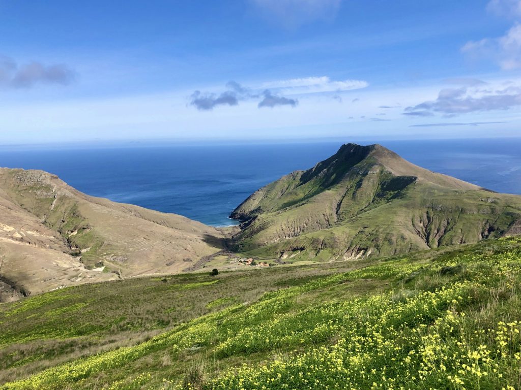 Grüne Hügel von Porto Santo über dem Ozean