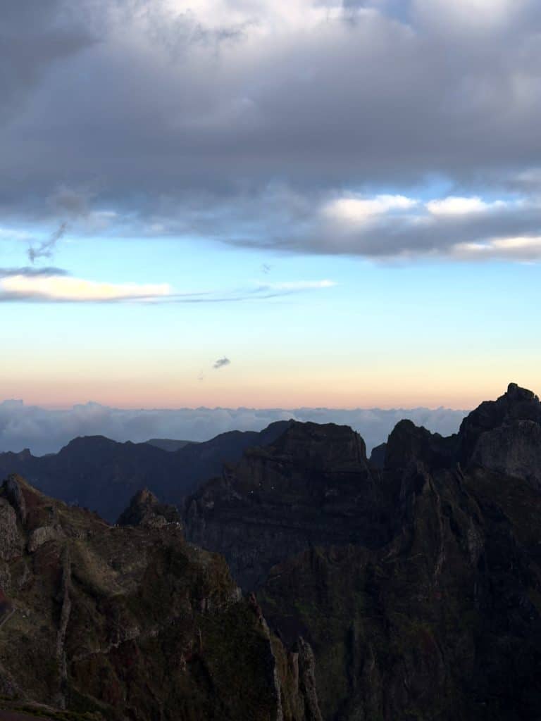 Zackige Berggipfel Madeiras vor rosa Morgenhimmel
