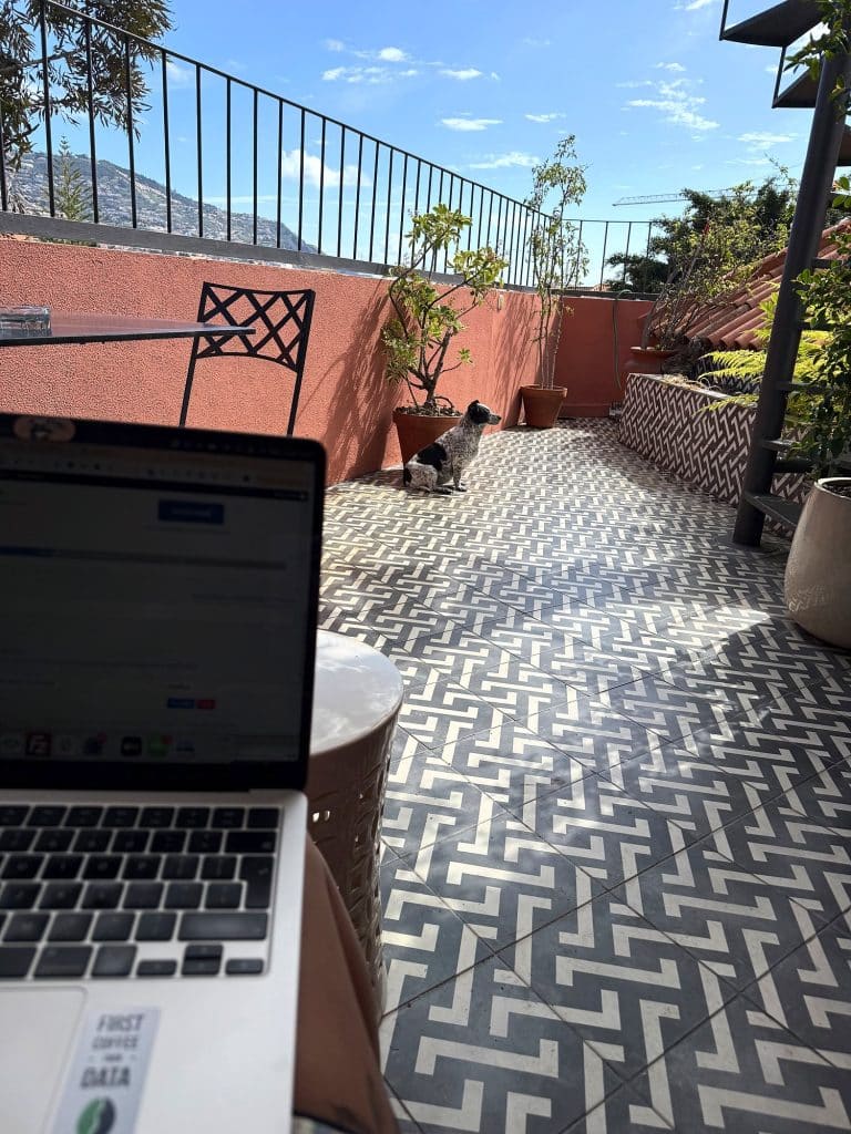 Ein Laptop auf einem Tisch auf der Terrasse eines Apartments in Funchal