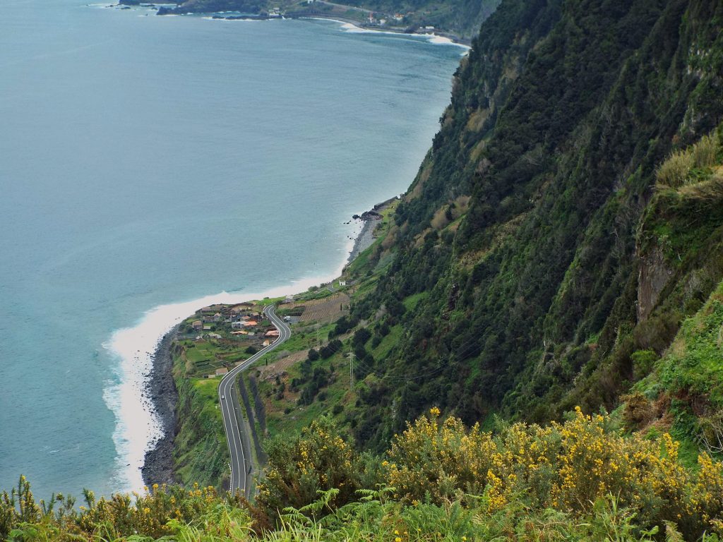 Madeiras Nordküste und die Küstenstraße am Fuß der Klippen bei Ribeira da Janela