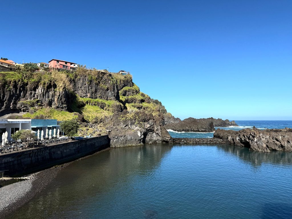 Ein Naturbecken unter der Klippe in Seixal