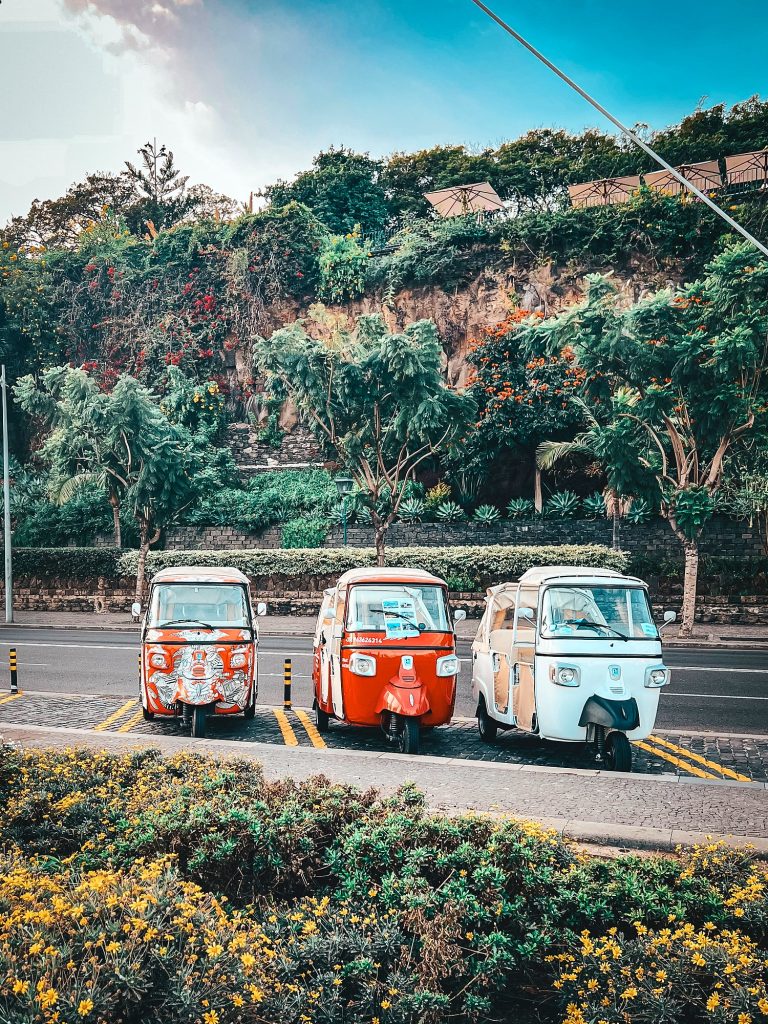 Drei Tuk-Tuks an der Promenade in Funchal