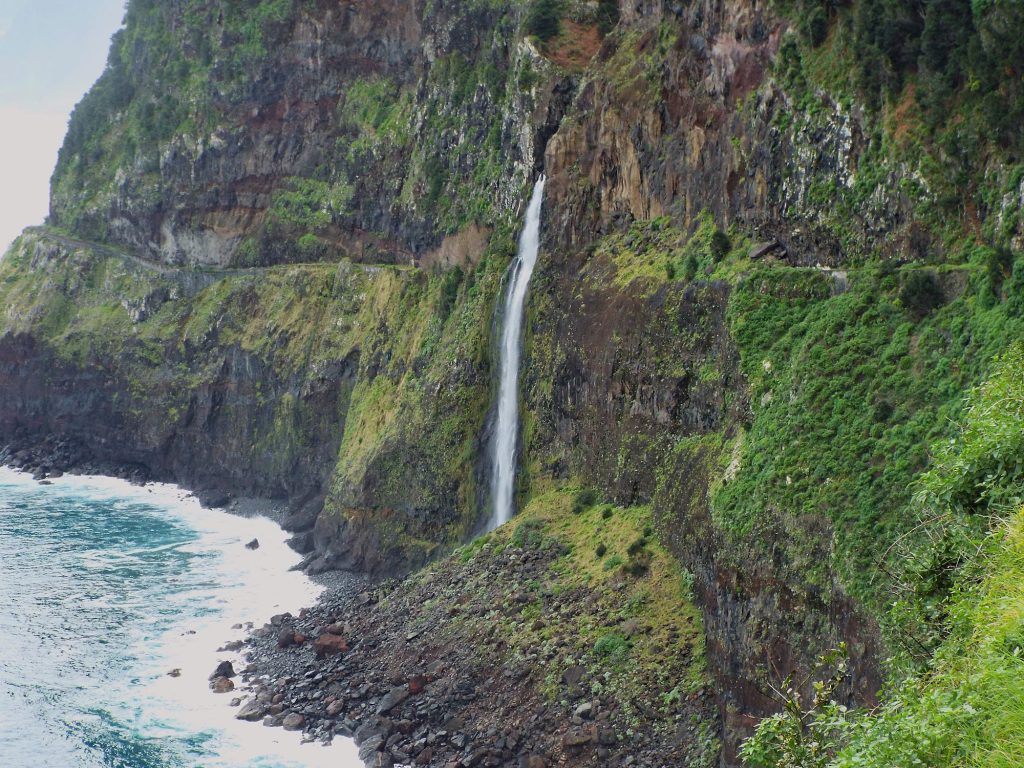 Der Wasserfall Véu da Noiva stürzt von einer Klippe direkt ins Meer