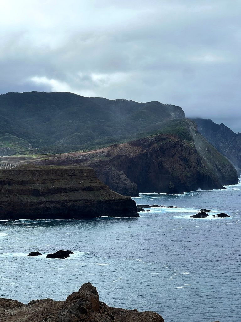 Grüne Hänge und die Küste im Osten Madeiras, von der Ponta de São Lourenço aus gesehen