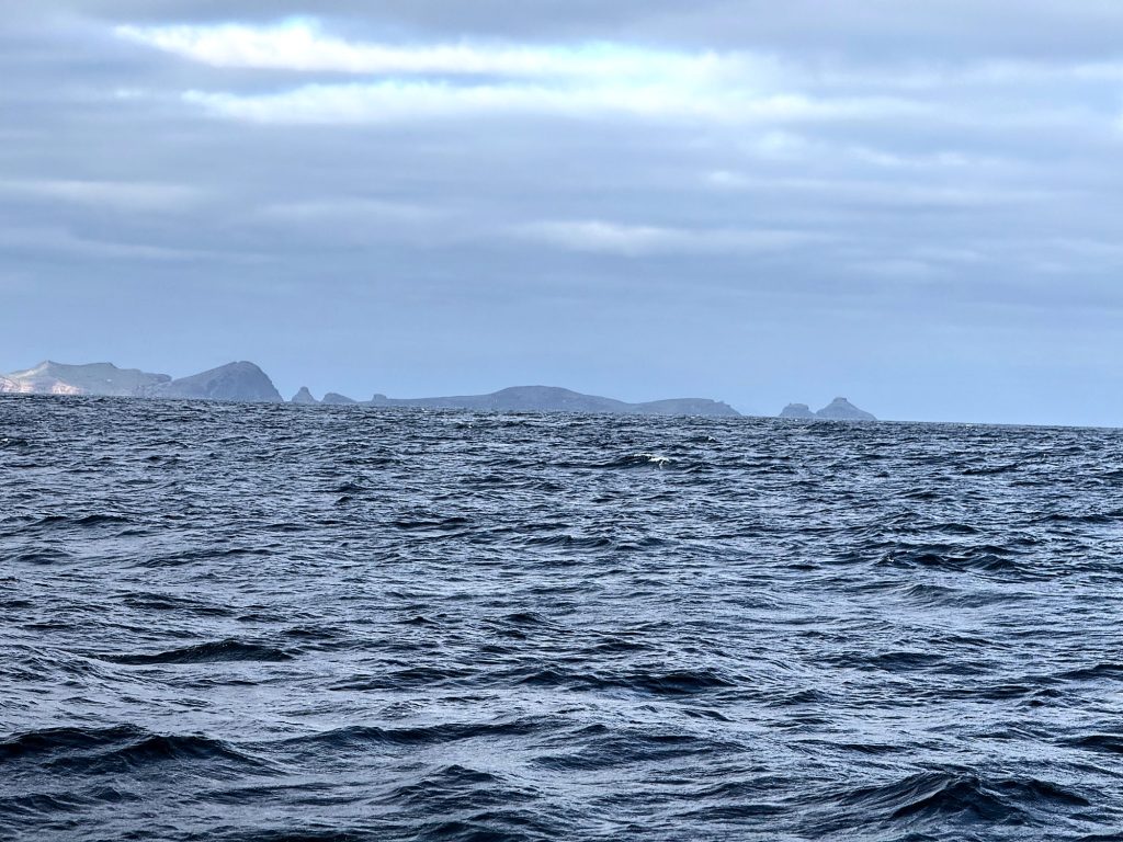 Die Desertas-Inseln am Horizont, vom Meer aus gesehen