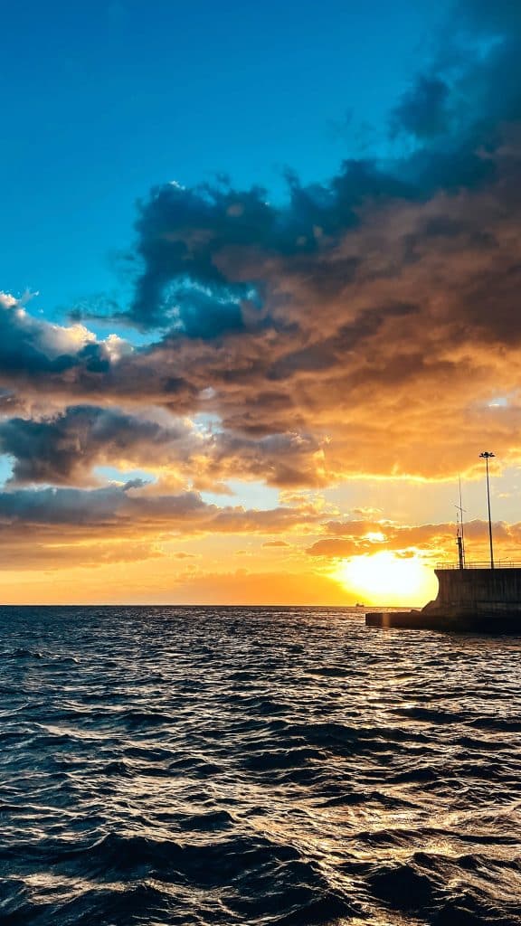 Sonnenuntergang über Meer und Wolken, vom Deck aus gesehen auf dem Rückweg in den Hafen von Funchal