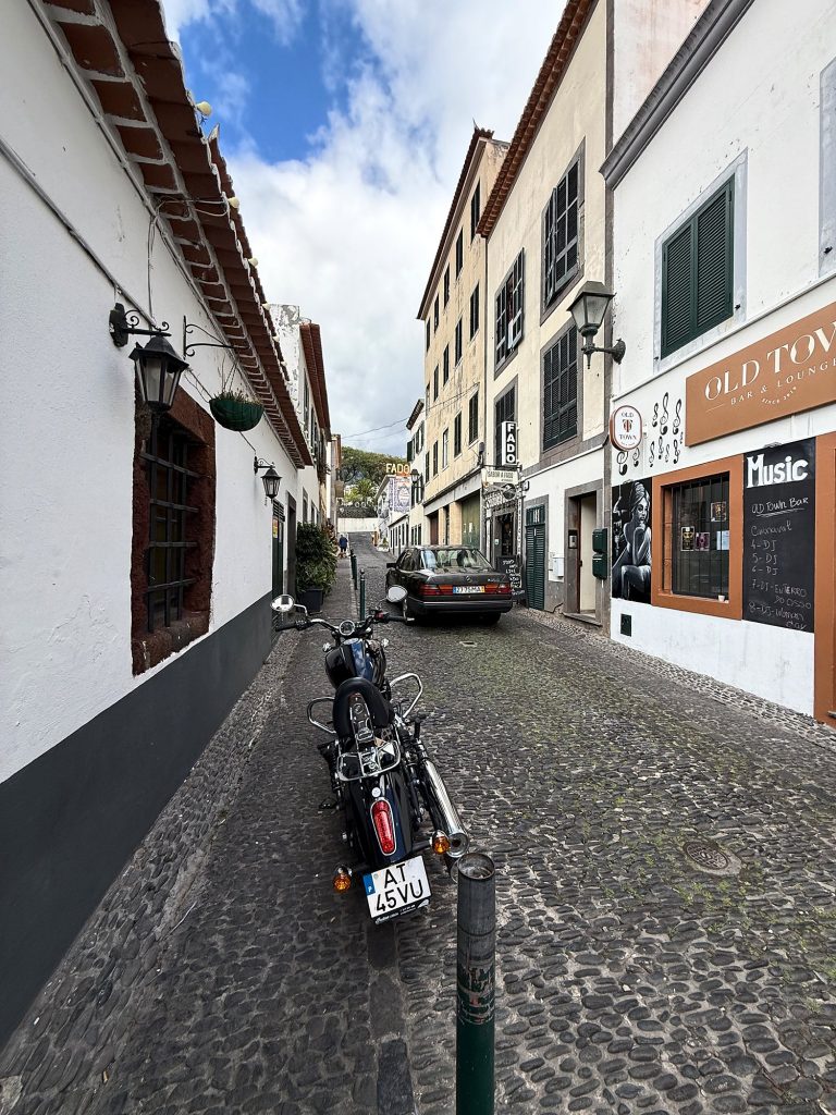 Eine schmale gepflasterte Gasse in der Altstadt von Funchal