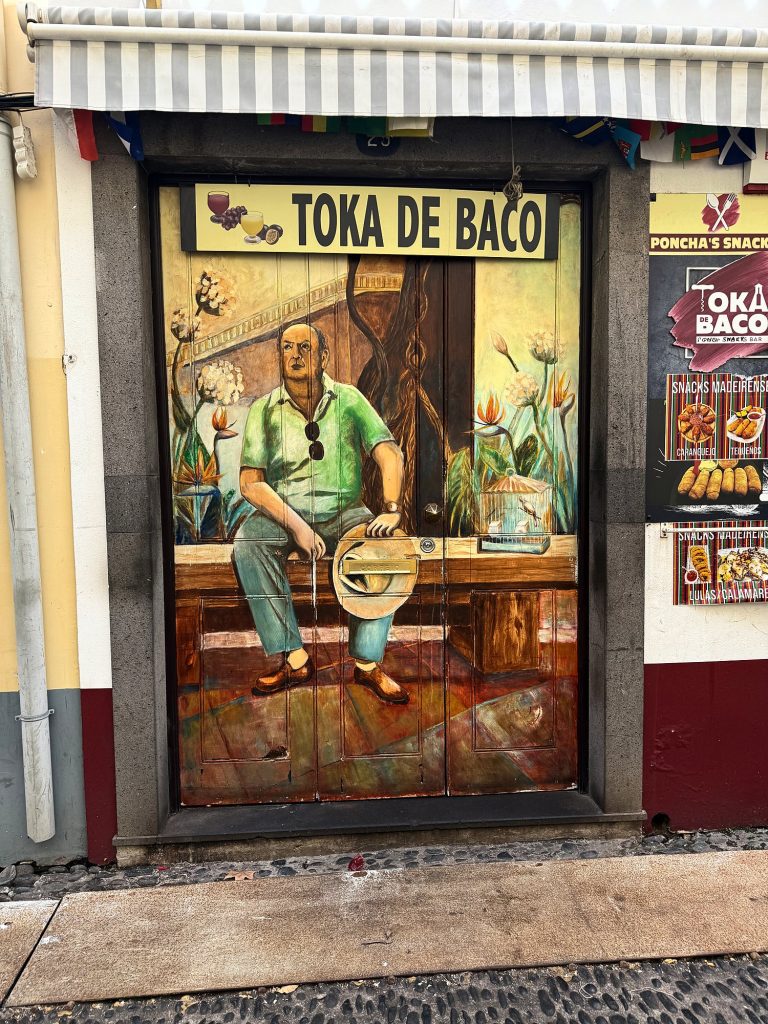 Die bemalte Tür der Bar Toka de Baco in der Zona Velha, Funchal
