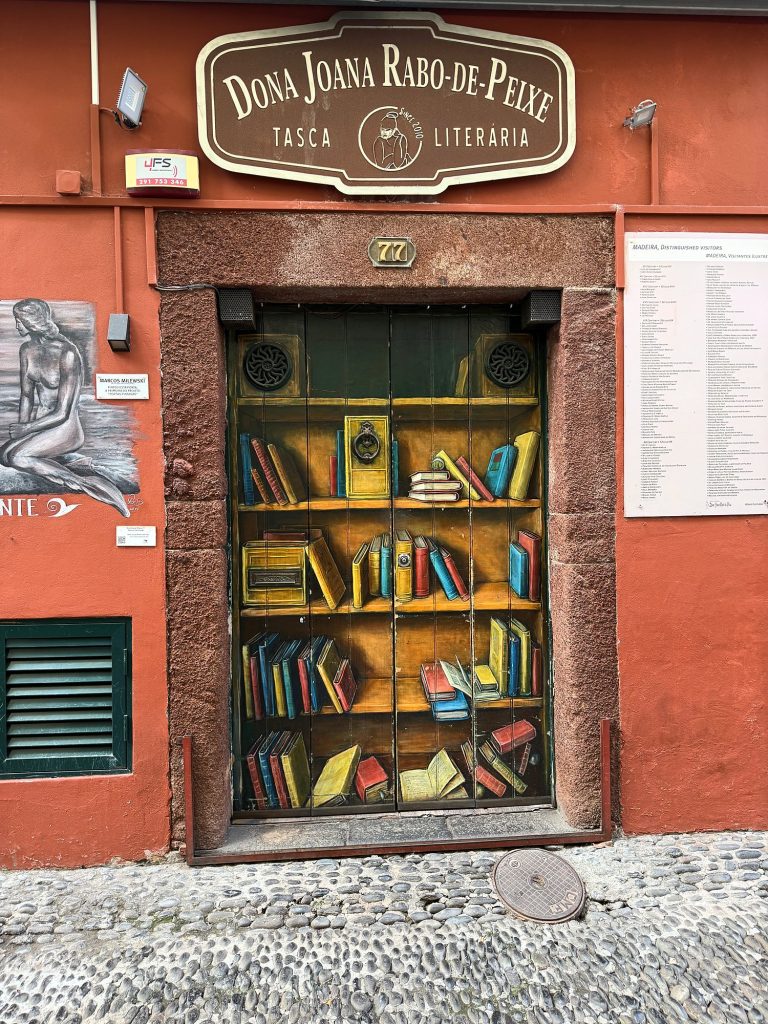 Eine Tür, bemalt wie ein Bücherregal, in der Zona Velha, Funchal